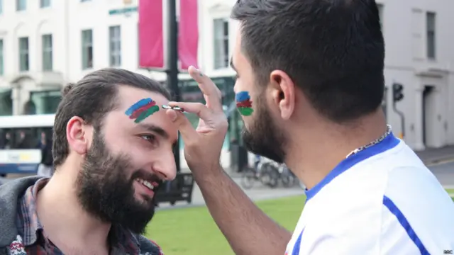 Bir sıra azarkeşlər oyundan öncə boya ilə üzlərinə və alınlarına Azərbaycan bayrağını çəkdiriblər.