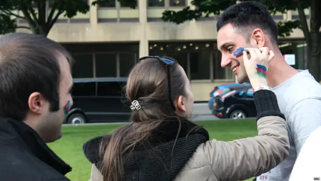 Azərbaycan bayrağı ilə rənglənmək istəyənlər növbə gözləyir.