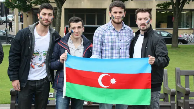 Matçı izləmək üçün Glasgow şəhərinə gəlmiş azarkeşlərin əksəriyyəti Britaniyada təhsil alan azərbaycanlı tələbələr olub.