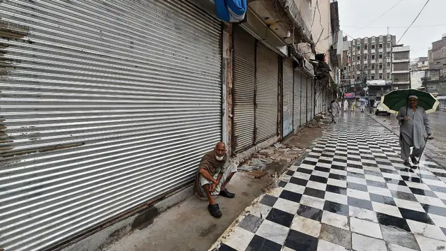 ملک کی مختلف تاجر تنظیموں کے نمائندوں نے لاہور میں ایک پریس کانفرنس کی جس میں حکومت پر واضح کیا گیا کہ اگر اُس نے ٹیکس کا فیصلہ واپس نہ لیا تو احتجاج کے دائرہ کار کو بڑھایا جائے گا۔