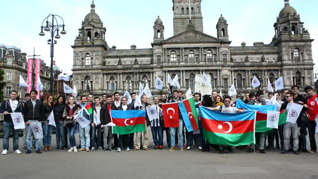 Azarkeşlər şəhərin mərkəzi meydanında toplaşaraq əllərində bayraqlarla stadiona gediblər.