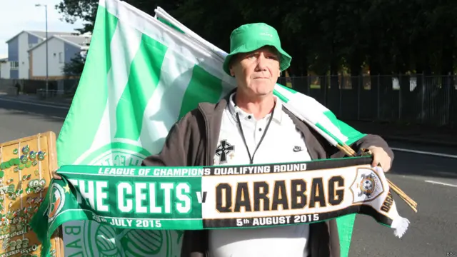 Oyundan öncə is "Celtic v Qarabağ" yazılmış şərflər, bayraqlar və döş nişanları satılırdı.