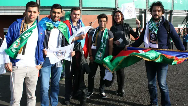 Qarabağı dəstəkləmək üçün Londondan gəlmiş bir qrup azərbaycanlı azarkeş.