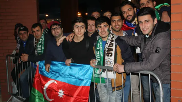 Oyundan sonra bir qrup azarkeş stadonun kənarında baş məçqçi Qurban Qurbanov və futbolçuları qarşılayaraq onları alqışlarla yola salıb.