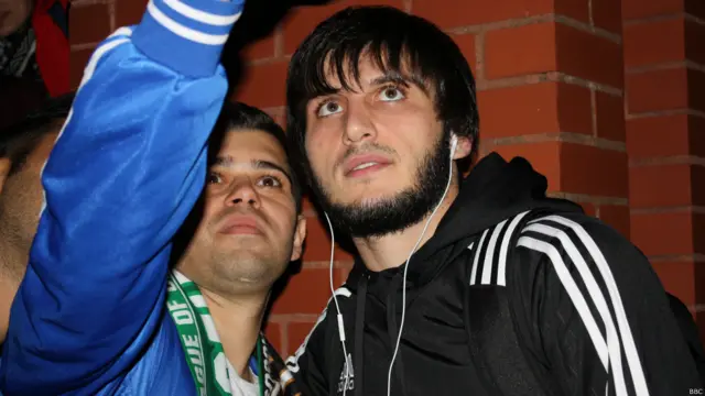 Qarabağın müdafiəçisi Bədavi Hüseynov azarkeşlərlə selfi çəkdirir.