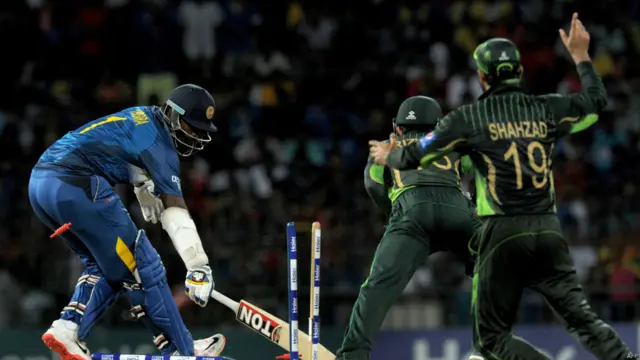 شعیب ملک نے اوپنر کوسل پریرا اور ے تھیسارا پریرا کو آؤٹ کیا۔ سری لنکا کی اننگز میں جے سوریا 40 اور کپوگیدرا 48 رنز بنا کر نمایاں رہے۔