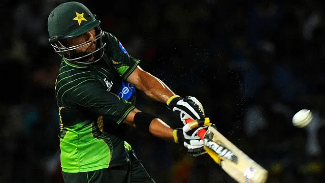 شاہد آفریدی چار چھکوں اور ایک چوکے کی مدد 45 رنز بناکر آؤٹ ہوئے