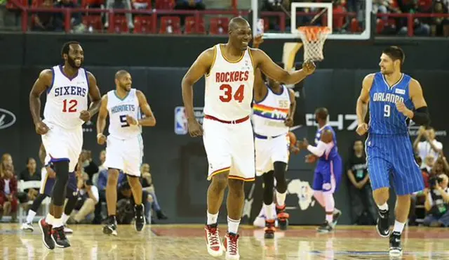 Le Nigérian Hakeem Olajuwon après son panier lors du match exhibition Nba en Afrique