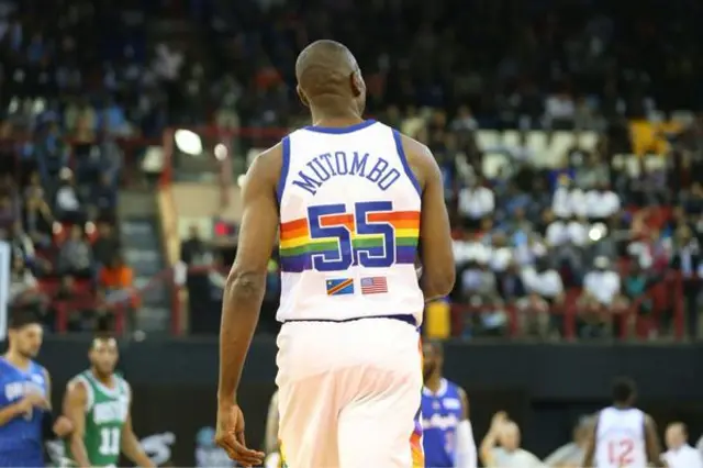 le congolais Mutombo Dikembe avecson premier maillot en Nba, celui de Denver Nuggets en 1991