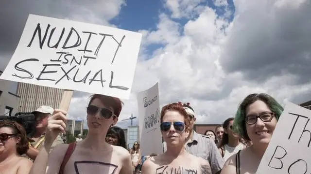Участницы марша несли плакаты "Нудизм не имеет отношения к сексу"