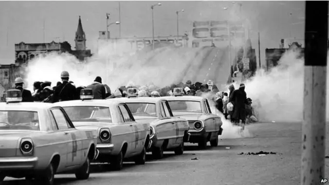 अफ़्रीकी अमरीकियों के मार्च पर पुलिस कार्रवाई