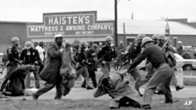 सेल्मा मार्च प्रदर्शनकारियों पर पुलिस कार्रवाई