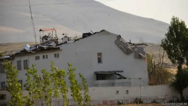 Взрыв был настолько сильным, что пострадали и жилые дома в нескольких сотнях метров от КПП.