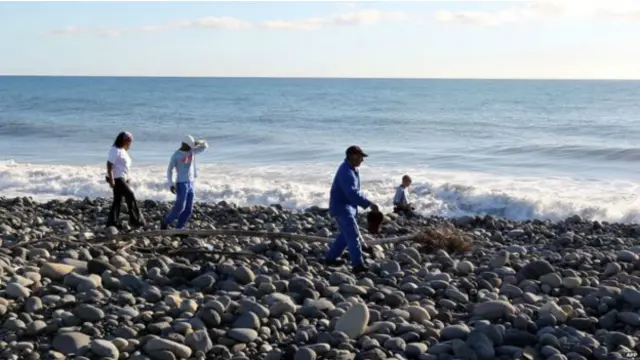 Волонтеры продолжают прочесывать прибрежную полосу