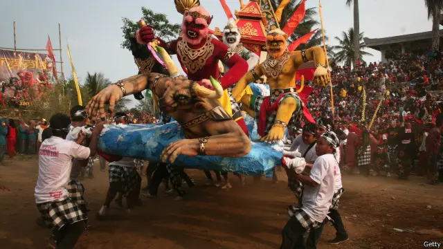 Perayaan tahun baru Hijriah di Indonesia bisa ditandai dengan ogoh-ogoh, yang berasal dari tradisi Hindu Bali