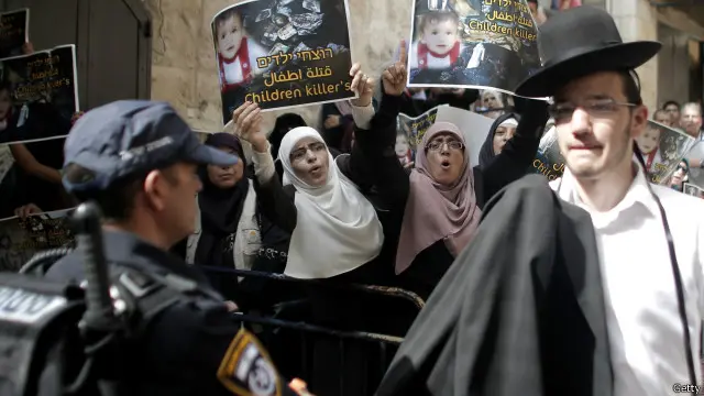 مظاهرة بالقرب من المسجد الأقصى تنديدا بمقتل الطفل.