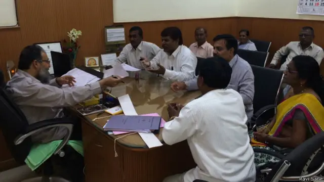 महानगरपालिका के डिप्टी कमिश्नर को ज्ञापन देते प्रदर्शनकारी 