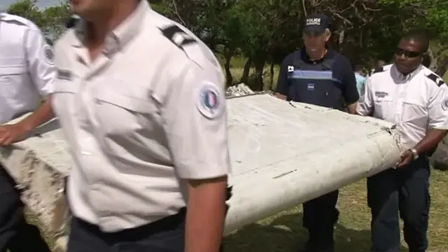 قطعه ای از بال هواپیما که در جزیره رئونیون یافت شده است.