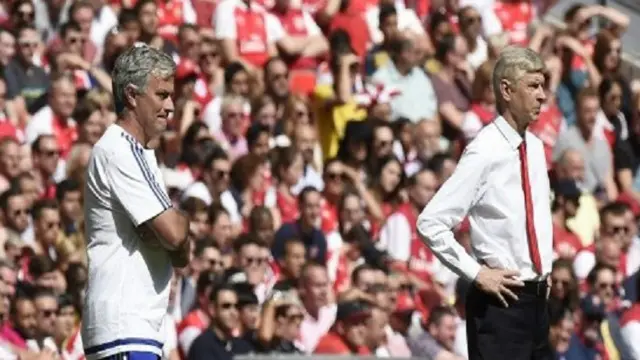 مورينيو (يسار) قاد تشيلسي للفوز بلقب الدوري الانجليزي الممتاز لكرة القدم هذا الموسم