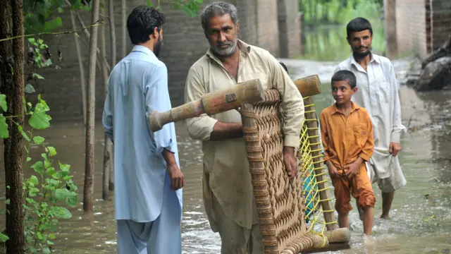 حکام کے مطابق صوبے میں گذشتہ ماہ سے جاری بارشوں اور سیلاب کی وجہ سے اب تک مجموعی طورپر 60 افراد ہلاک اور متعدد زخمی ہوچکے ہیں
