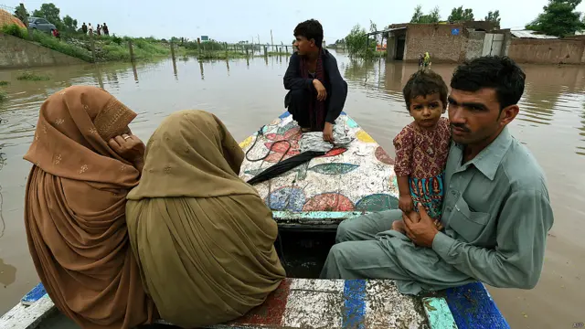 ضلع نوشہرہ میں مقامی لوگوں کا کہنا ہے کہ سیلاب کے خطرے کے پیش نظر دریائے کابل کے کے قریب رہنے والے محفوظ مقامات کی جانب نقل مکانی کر رہے ہیں