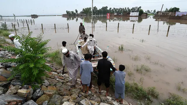 دیر بالا میں سیلابی ریلے میں تین افراد ڈوب کر ہلاک ہوگئے ہیں جبکہ لکی مروت اور کوہاٹ میں بھی بارشوں کی وجہ سے گھروں کی چھتیں اور دیواریں گرنے کے نتیجے میں کم سے کم پانچ افراد ہلاک اور کئی زخمی ہوگئے