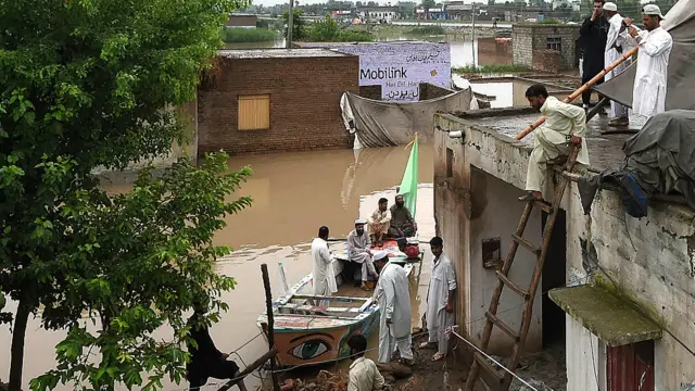 قدرتی آفات سے نمٹنے کے ادارے کے مطابق دریائے کابل میں پانی کے بہاؤ میں اضافہ کا امکان ہے۔ نوشہرہ، چارسدہ اور پشاور کی مقامی انتظامیہ کو سیلاب کے خطرے سے آگاہ کر دیا گیا ہے