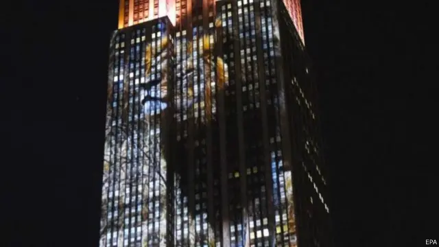 صورة الأسد سيسيل الذي قُتل مؤخرا في زيمبابوي ظهرت على واجهة الناطحة البالغ طولها 381 مترا 