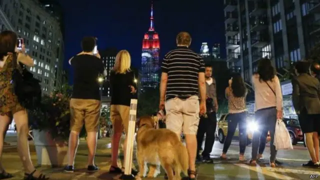 حشود ضخمة من المواطنين توقفوا لمشاهدة العرض والتقاط الصور للحيوانات المعرضة للخطر