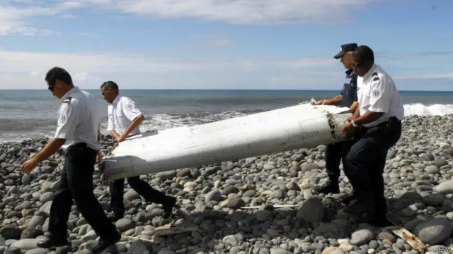 Los investigadores confirmaron que el primer fragmento encontrado es de un Boeing 777.