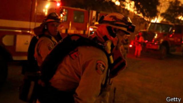 Unos 10.000 bomberos tratan de contener las llamas.