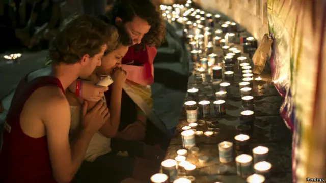  شیرا بانکی کی ہلاکت کے بعد سینکڑوں کی تعداد میں افراد اس جگہ پر جمع ہوئے جہاں انھیں چاقو سے زخمی کیا گیا تھا