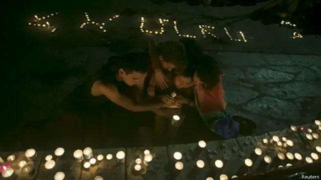 ساعاتی پس از مرگ شیرا بانکی مراسم یادبودی در نزدیکی محل حادثه برگزار شد