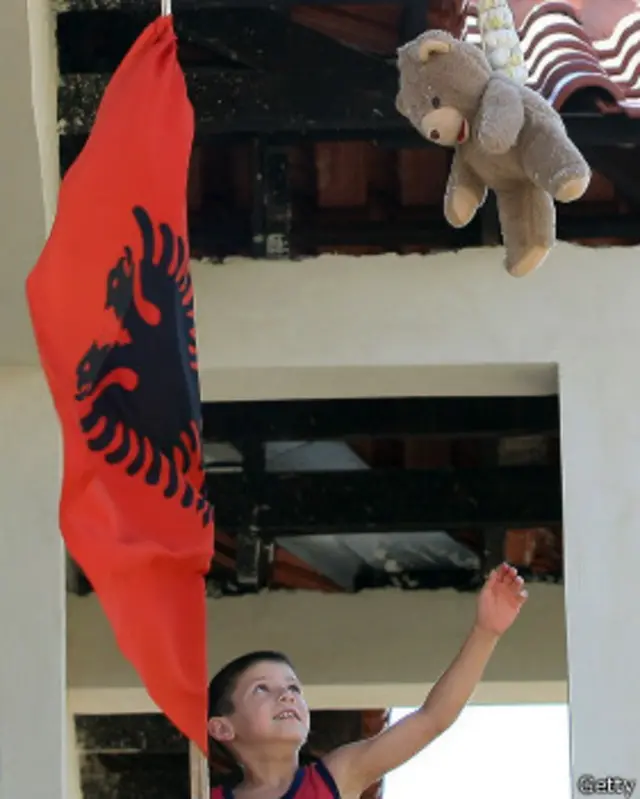 Los albaneses creen que los peluches los protegen contra el mal de ojo.