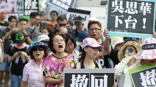 反黑箱课纲群众周末在教育部前举标语表达诉求。