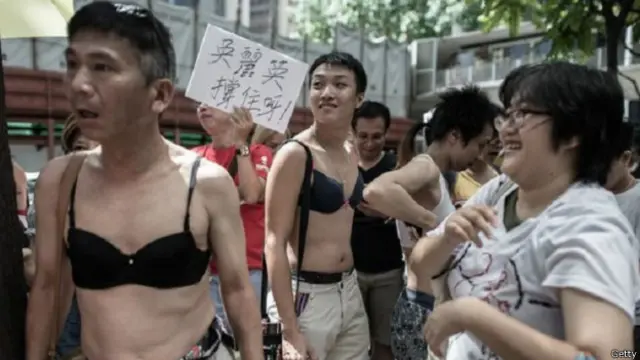 Ratusan demonstran menunjukkan dukungan terhadap Ng Lai-ying dengan memakai beha.