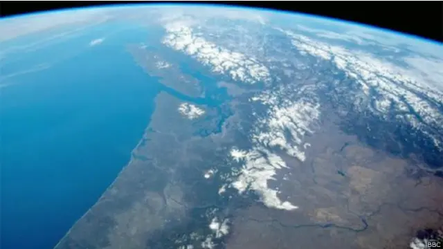 科學家們預測了氣候變化、全球升溫威脅地球環境的後果,包括:冰山融化,洪水泛濫,土地沙化,糧食歉收,城市淹沒等問題日漸顯露在世人面前。