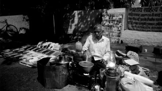 Selain menjual teh susu manis yang disukai oleh pelanggannya, ia juga menulis 24 buku berbahasa Hindi