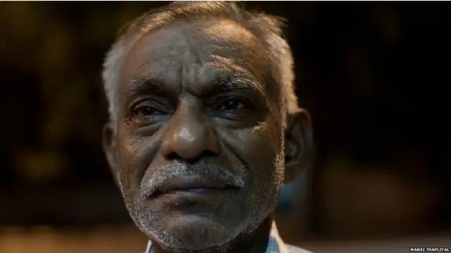 Meski dijual secara online, Laxman Rao masih bersepeda menjajakan buku-bukunya