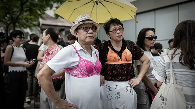 Manifestantes con sujetadores 