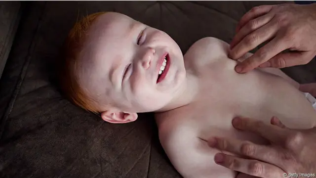 Ребенок смеется от щекотки