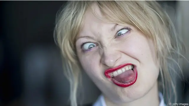 Женщина скорчила рожу