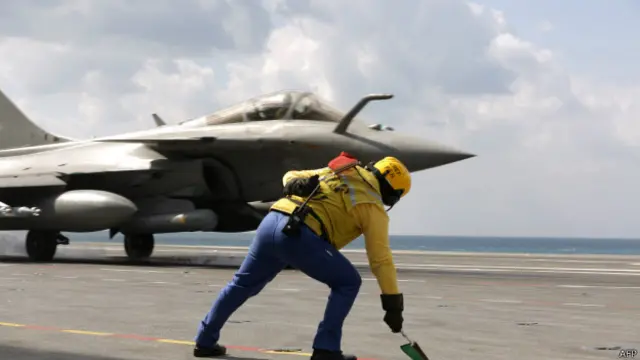 ABD savaş uçakları, Menbic çevresindeki IŞİD hedeflerini vurmaya devam ediyor.