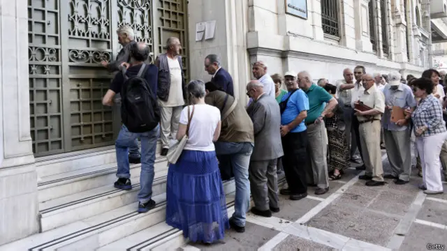 B июне и июле греки могли снять со своего счета максимум 60 евро в день. К банкоматам стояли огромные очереди