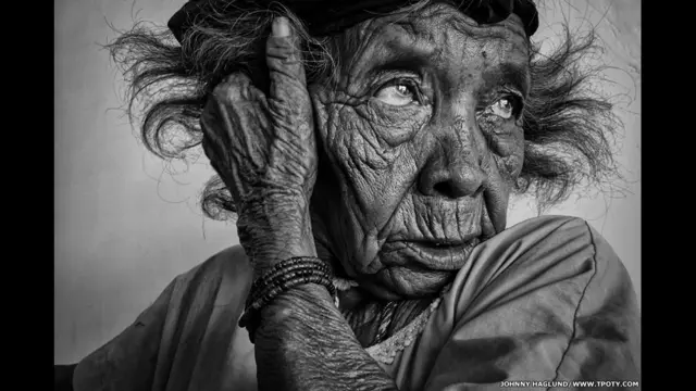 جانی ہگلینڈ کی اس تصویر میں کولمبیا سے تعلق رکھنے والی ایک عمررسیدہ خاتون کا کلوازاپ دیکھا جاسکتا ہے۔ اسے بہترین بلیک اینڈ وائٹ تصویر قرار دیا گیا۔