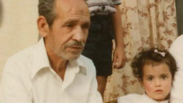 من مادرم را از روایت‌های عزیز زارعی، پدربزرگم شناختم.