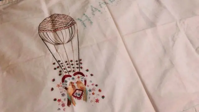 کار دستی که مادر حامد فرمند در زندان برای او دوخته بود 