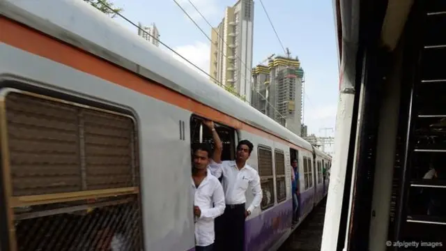 孟買的列車無力負擔該市數百萬的上班族(圖片來源:AFP/Getty Images)