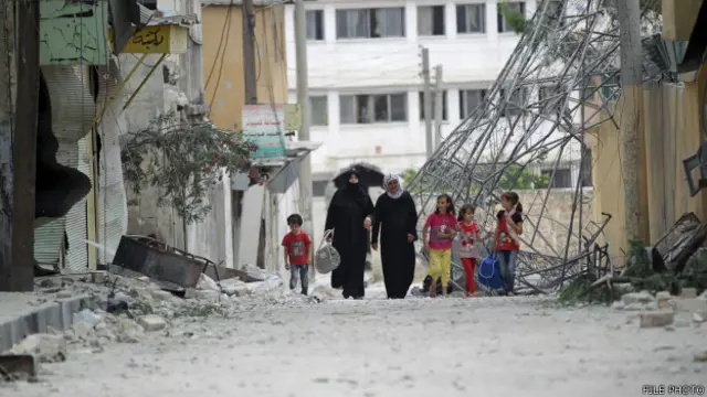 مارچ سنہ 2011 میں شام کے صدر بشار الاسد کے خلاف بغاوت شروع ہونے کے بعد سے شام کی خانہ جنگی میں اب تک دو لاکھ 30 ہزار سے زیادہ افراد ہلاک ہو چکے ہیں