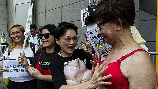 "மார்பால் காவல்துறை அதிகாரியைத் தாக்கிய" குற்றச்சாட்டில் பெண் கைது செய்யப்பட்டது தவறு என்று ஆர்பாட்டம்